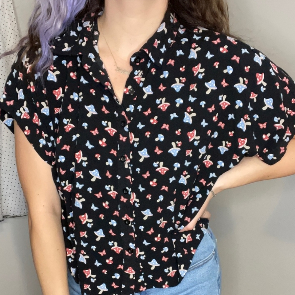 🍄Hot Topic Mushroom Butterfly Woven Button-Up